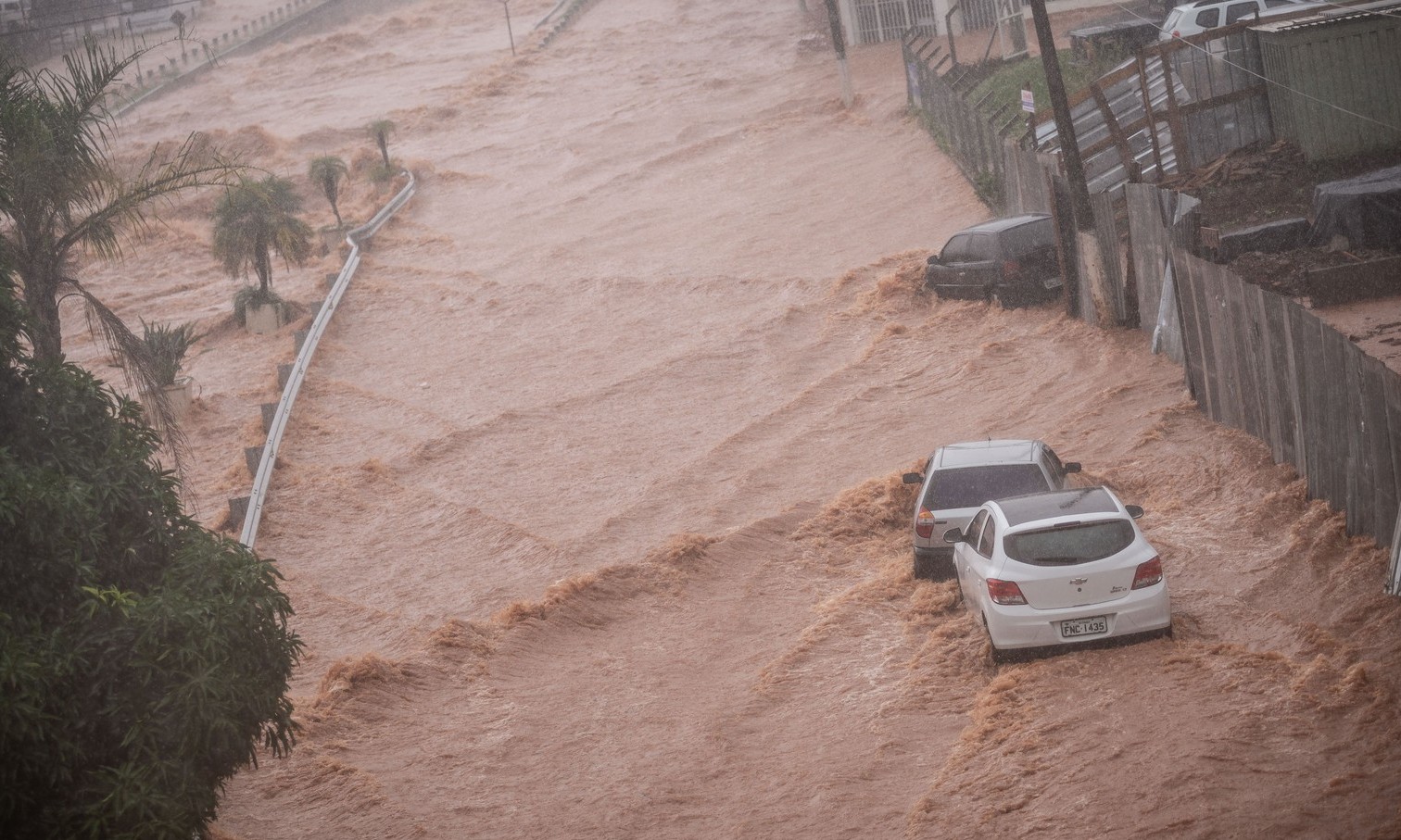 Seguro de carro cobre enchente? Saiba o perigo e cuidados necessários