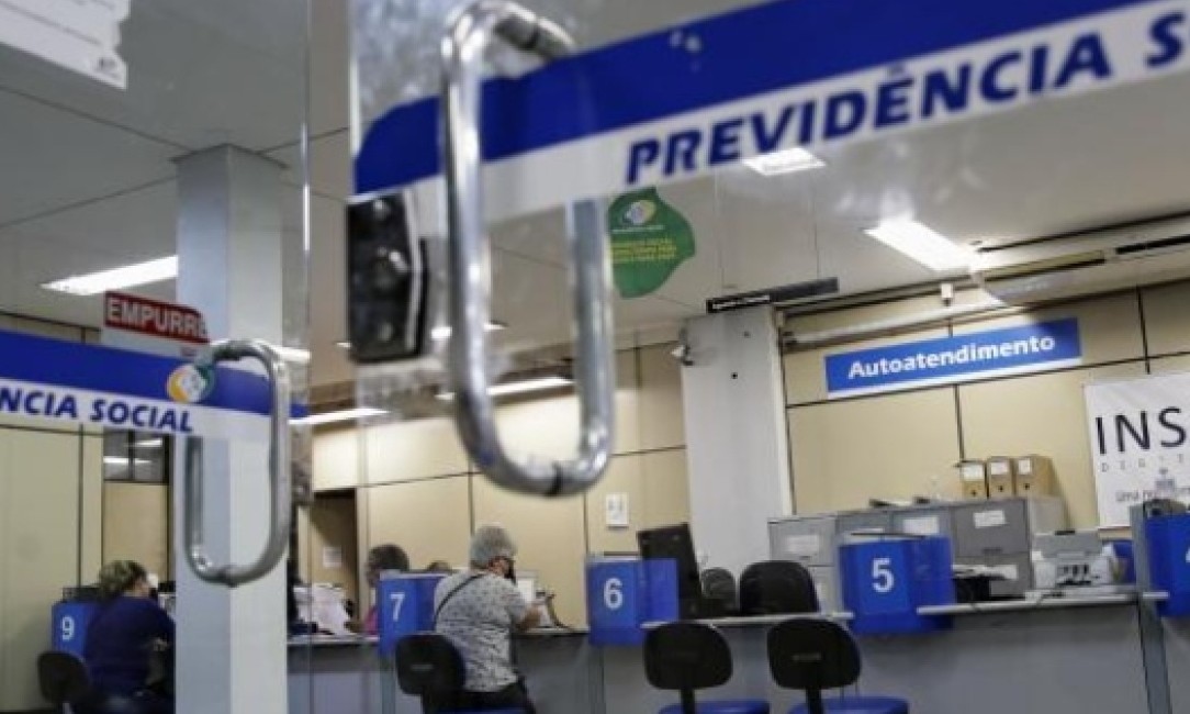INSS tem 1 servidor para cada 3.100 segurados; governo tem 1 para 40