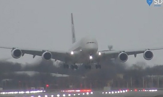 Piloto faz pouso quase de lado em meio a grande tempestade em Londres