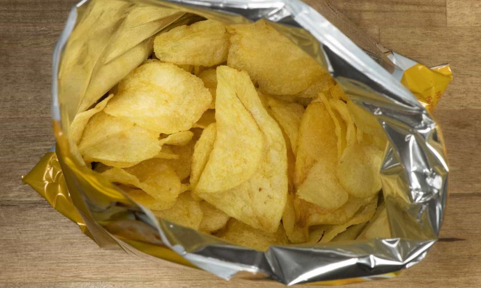 Por que os pacotes de batatas fritas nunca são cheios até o topo?