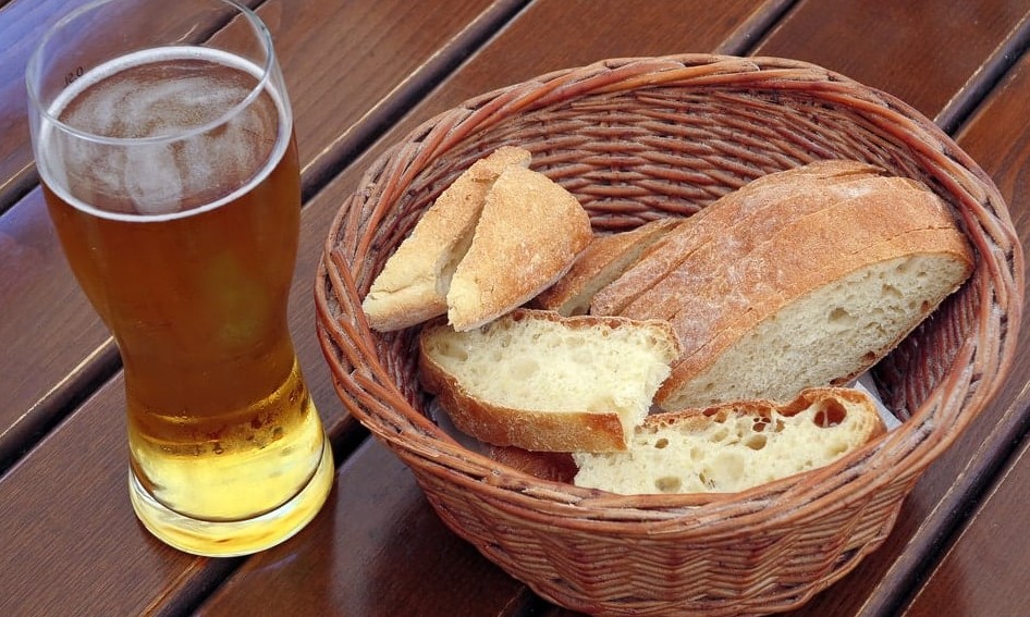 Cada latinha de cerveja equivale a um pão francês, dizem nutricionistas
