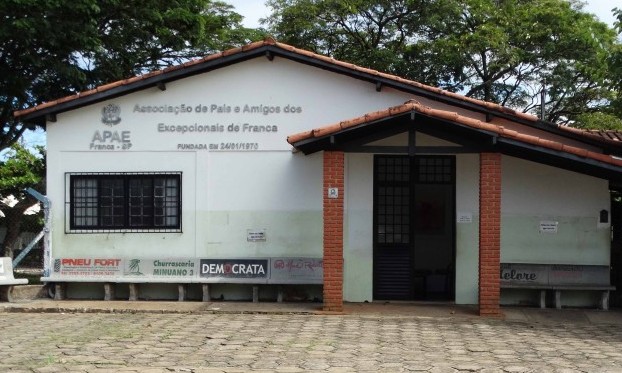 APAE-Franca celebra seus 50 anos com bolo gigante para os usuários e seus familiares