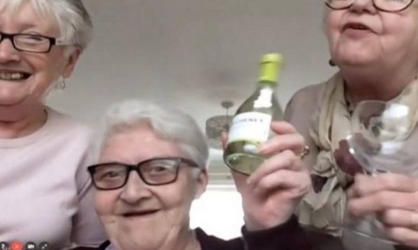 Idosas vivem juntas o isolamento com muito vinho e gargalhadas