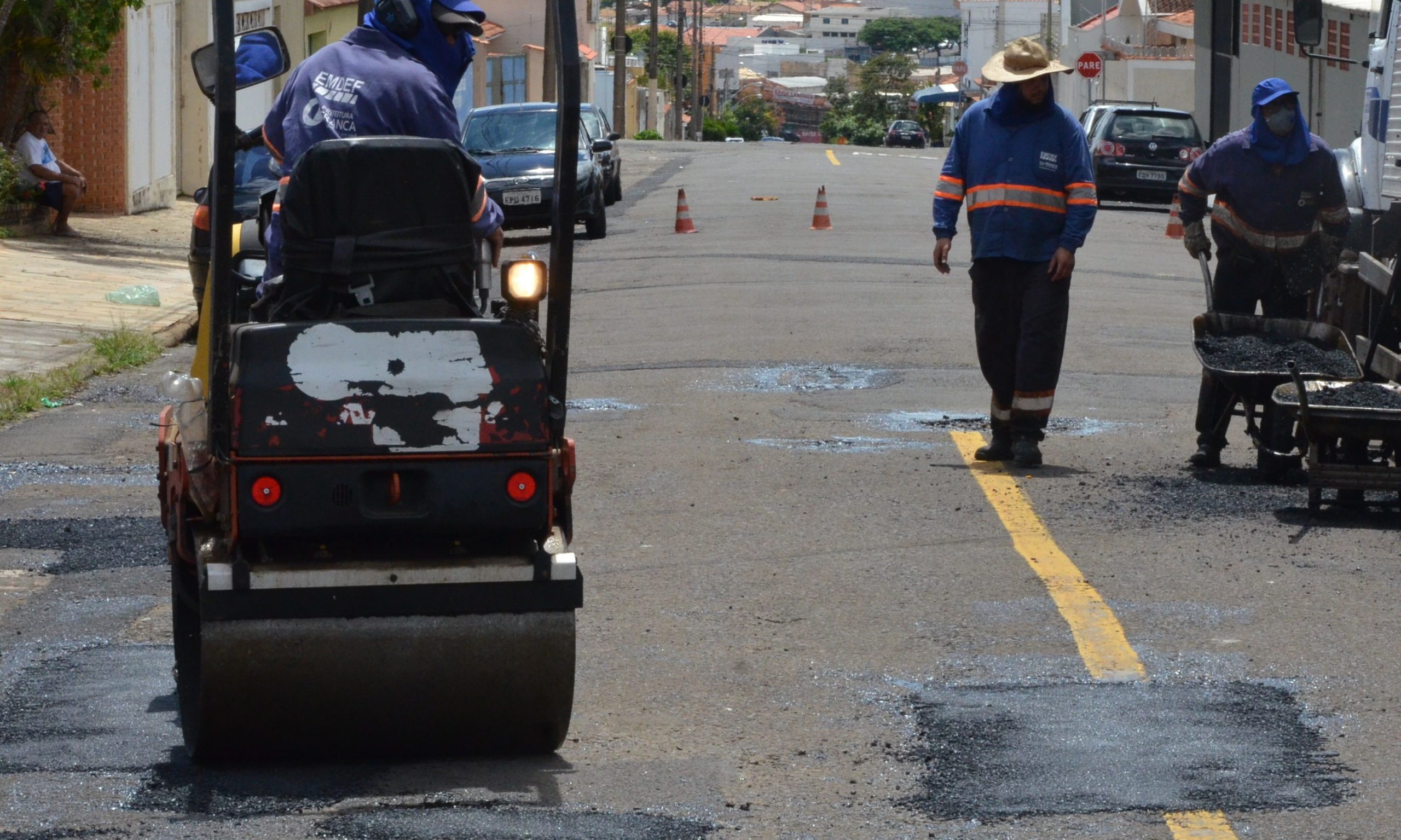 Com 5 equipes pela cidade, Prefeitura de Franca intensifica tapa buracos