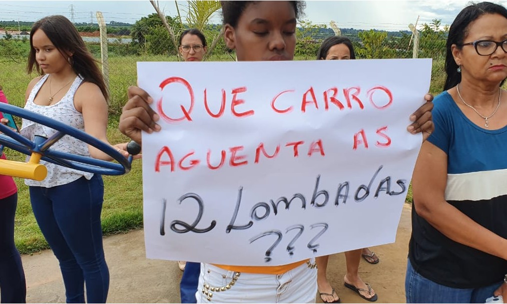 Moradores protestam por avenida ter mais de 12 lombadas em 800 metros