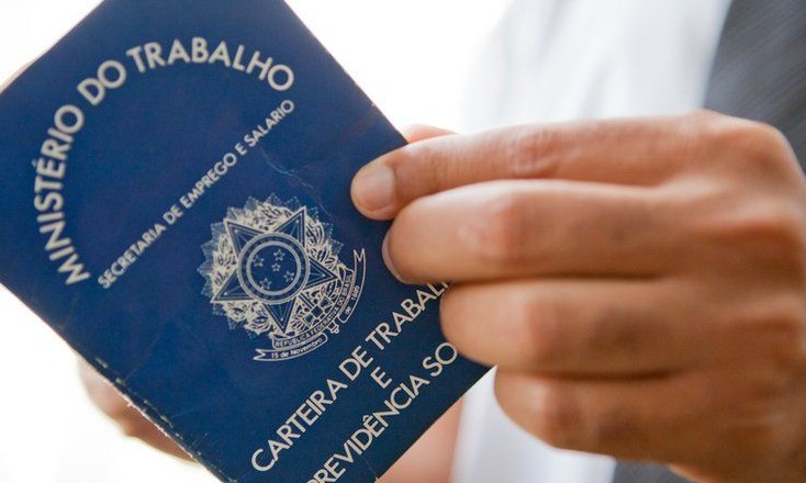 Coronavírus congela novas contratações e traz fantasma de demissões