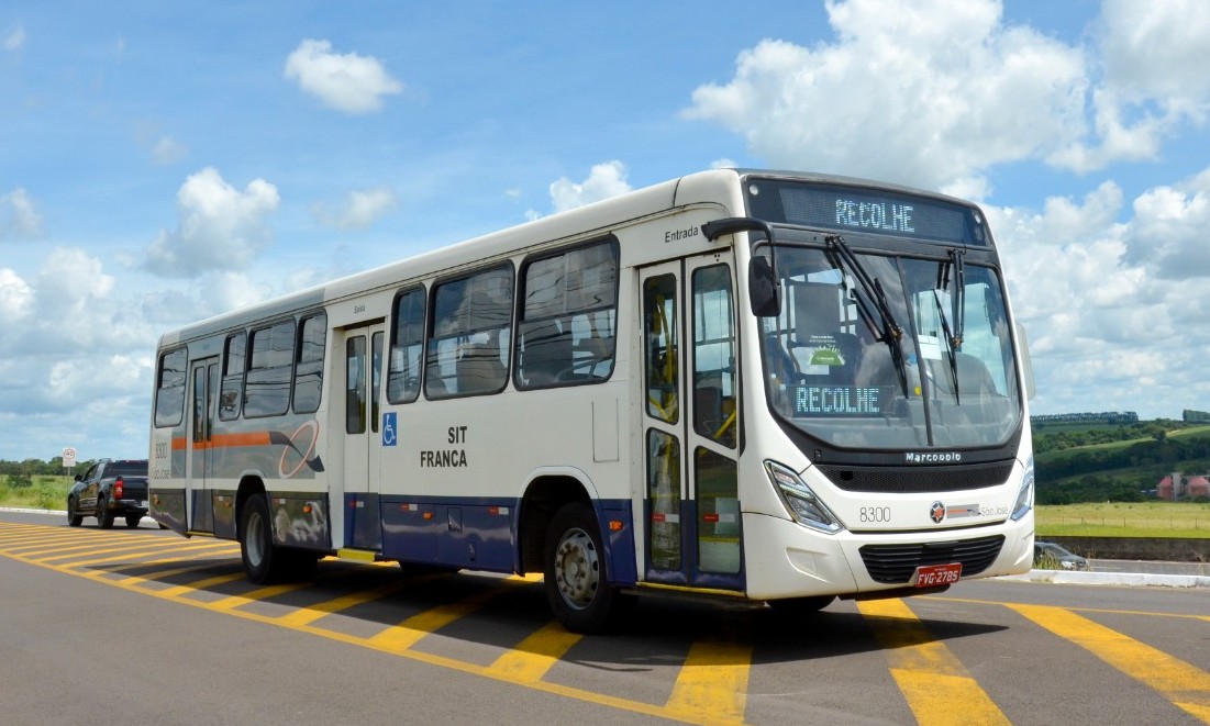 Moradores do Jardins de Franca reclamam de atraso e da demora de ônibus
