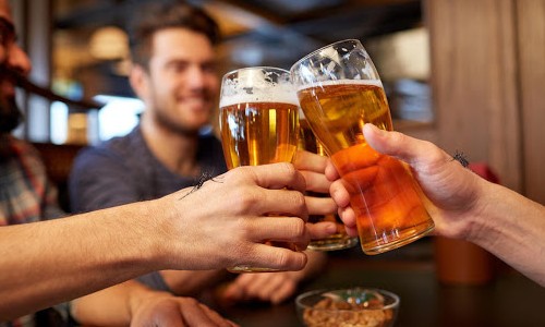 Curiosamente, a cerveja pode ajudar a prevenir cáries dentárias, sabia?