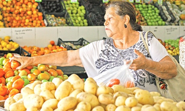Abastecimento volta ao normal nos supermercados, mas os preços disparam