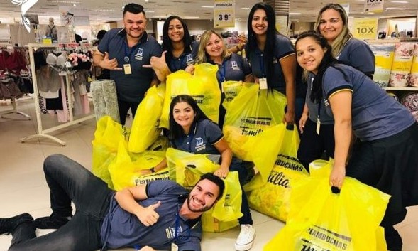 Vendedores compram produtos para colega bater meta e receber comissão
