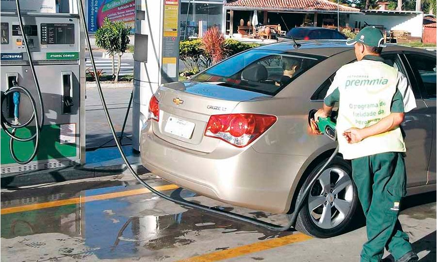 Petrobras reduz preço da gasolina na refinaria em 15% a partir da quarta, 25