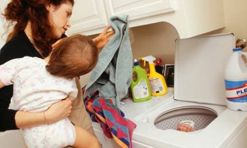 Mulheres gastam 95% mais tempo com afazeres domésticos que homens