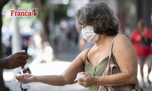 Grupo de mulheres faz máscaras e respiradores em 3D e doa para hospitais