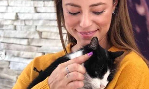 Paolla Oliveira posa com bichinho e namorado comenta: “Gata”