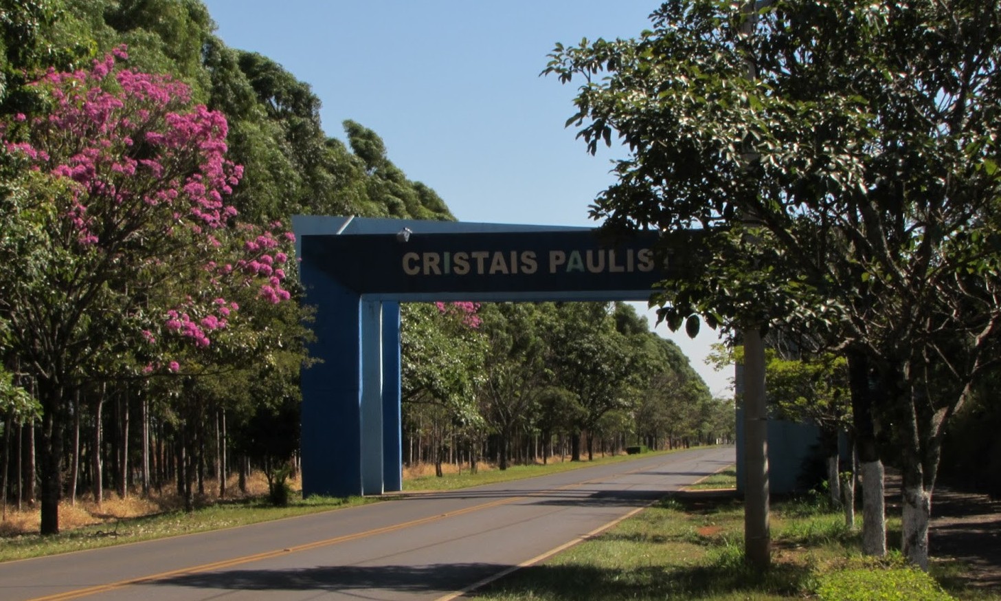 Com salários de até R$ 2.388,17, Cristais inscreve para processo seletivo