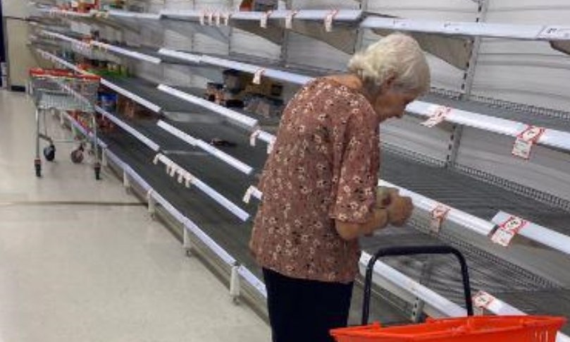 Foto de idosa chorando em supermercado vazio comove todo o mundo