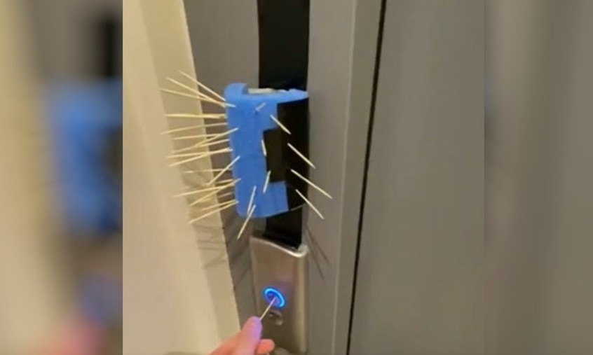 Moradores usam palitos de dente para usar elevador e evitar contágio do vírus