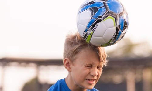 Cabeçadas no futebol podem ser perigosas para menores de 12 anos?