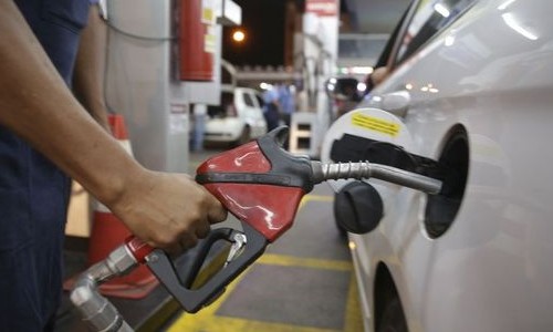 Preço da gasolina na refinaria cai 40% no ano, nos postos não chega a 2%