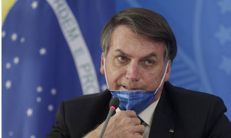 Bolsonaro assina MP que suspende contrato de trabalho por 4 meses