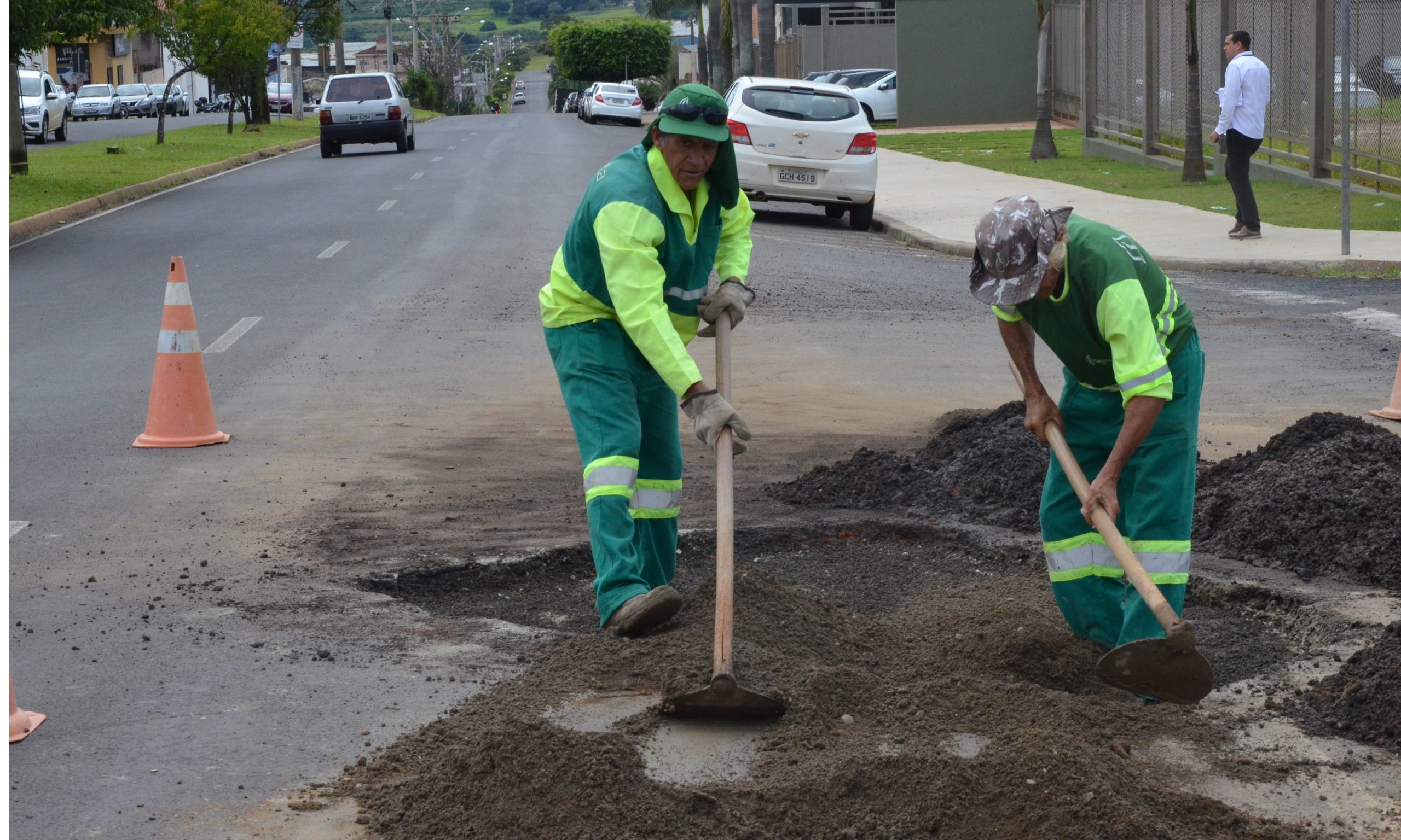 Com estiagem, Prefeitura de Franca intensifica serviços de tapa buracos na cidade