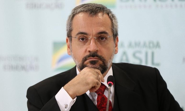 Ministro da Educação desmente adiamento do Enem 2020: fake news