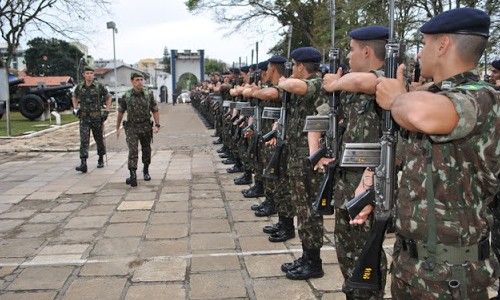 Sargento do Exército abre 1100 vagas, ensino médio e salário de até R$ 5 mil
