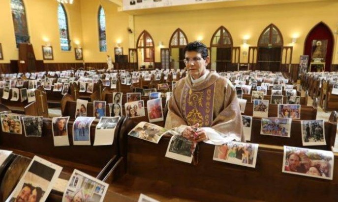 Padre reza missa solene com fotos de fiéis nos bancos da Igreja e viraliza