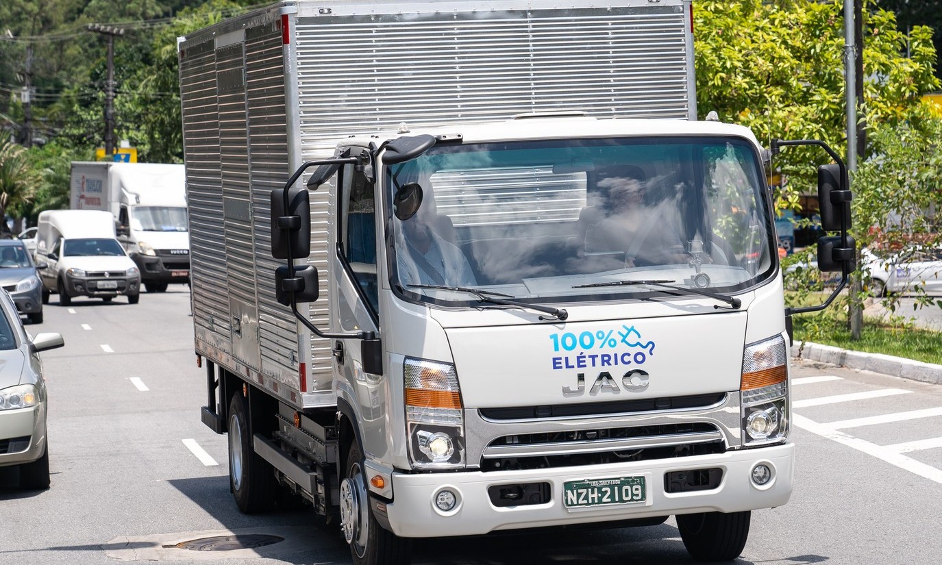 1º caminhão elétrico do Brasil pode rodar 250 km com recarga de R$ 50