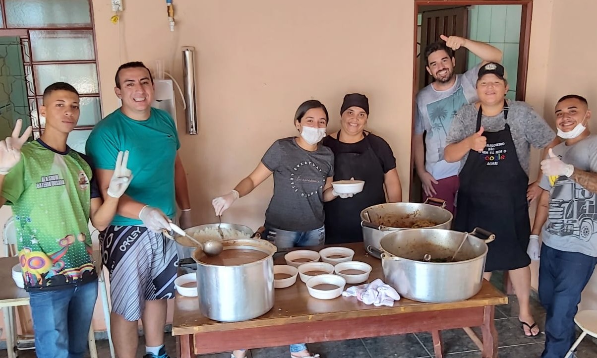 Voluntários de Cristais Paulista organizam ‘drive-thru’ e entregam marmitas