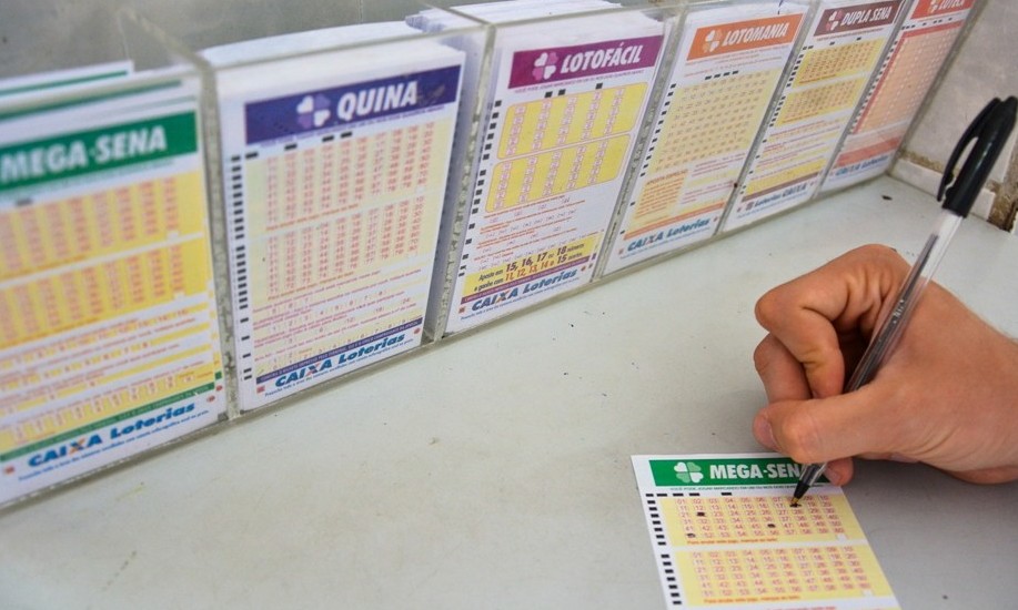 Com prêmios acumulados, Mega-Sena e Quina têm sorteios neste sábado (25)