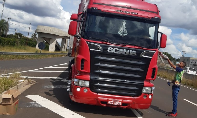 Voluntários organizam ‘drive-thru’ e entregam marmitas a caminhoneiros