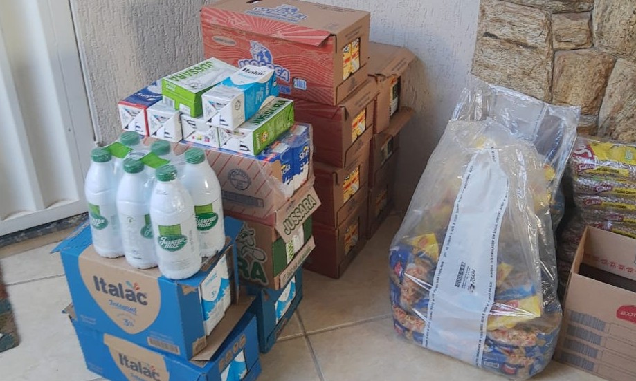 Grupo de voluntários doa cestas básicas para famílias do Jardim Aviação