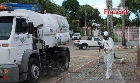 Rifaina faz higienização nas ruas da cidade e pede a retirada dos veículos