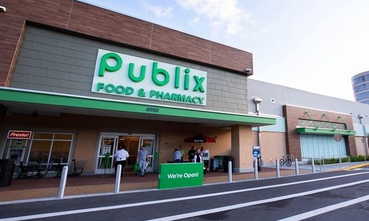 Mercado compra alimentos de pequenos agricultores para doar a quem precisa