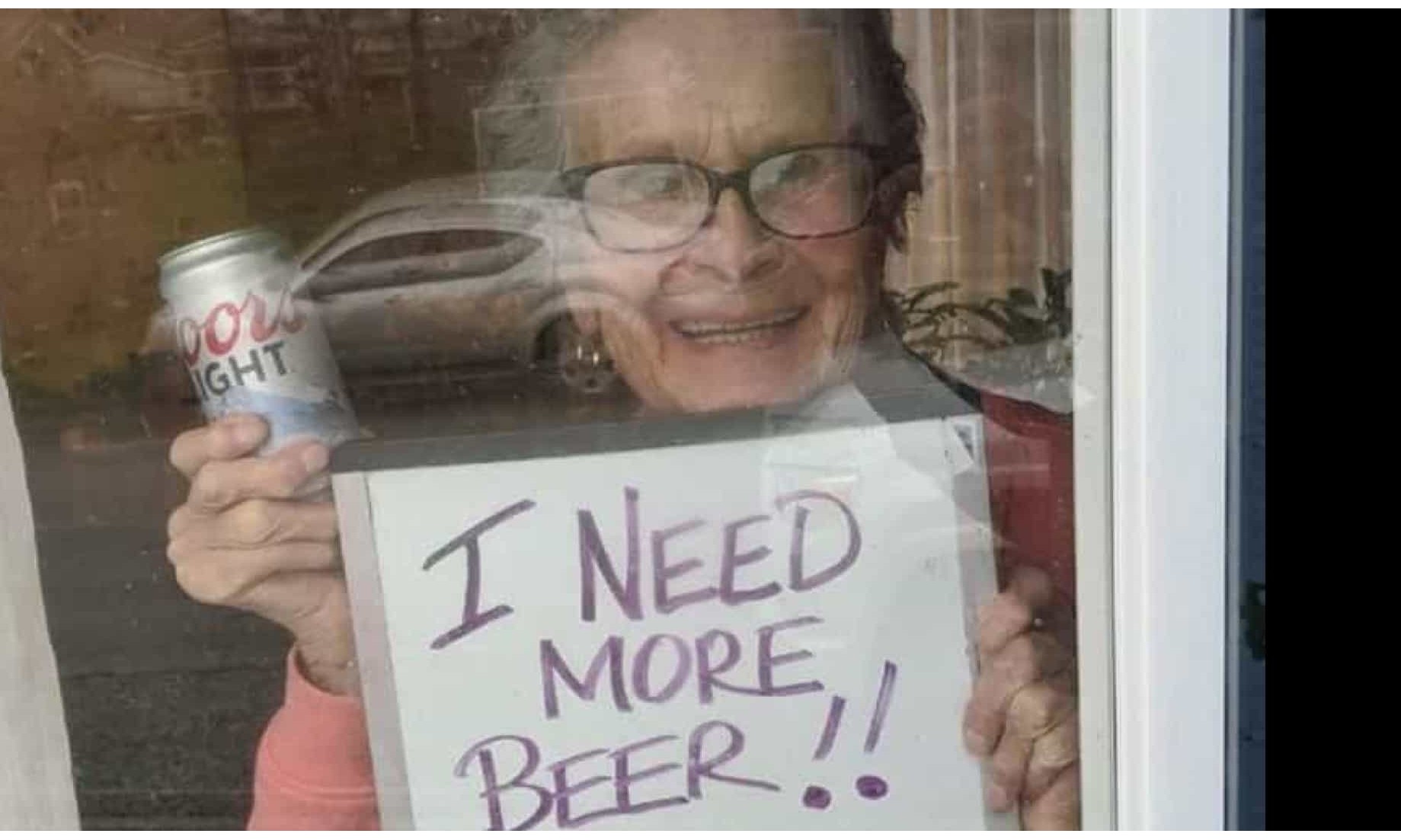 Idosa de 93 anos viraliza na internet ao fazer apelo: “Preciso de mais cerveja”