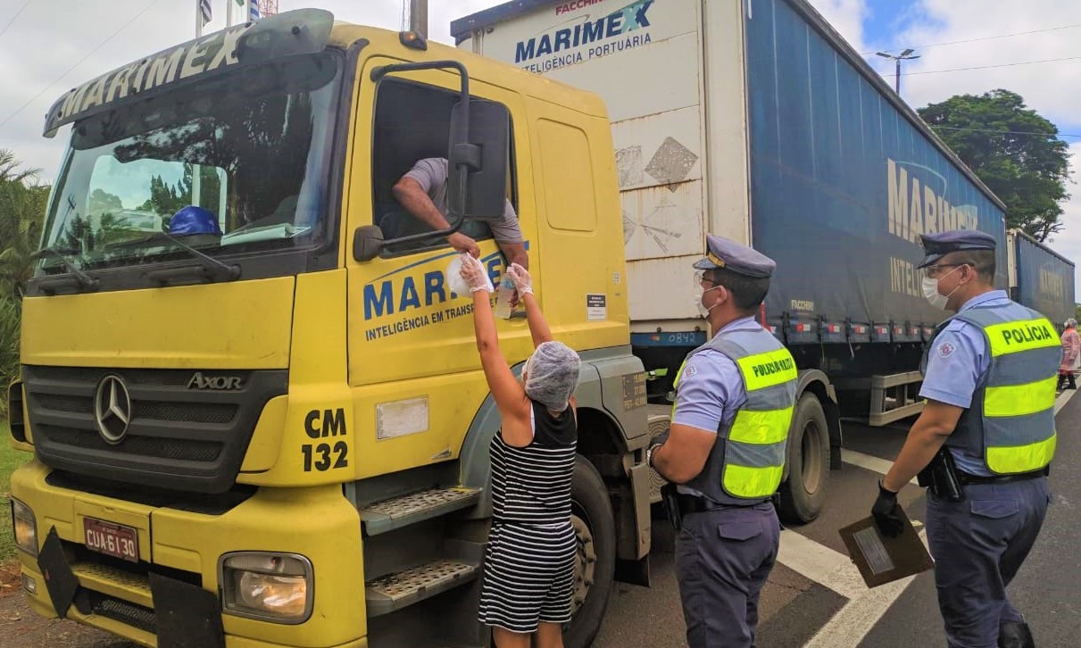 Entrevias distribui kits de higiene a motoristas de caminhão, em Orlândia