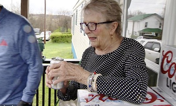 Vovó de 93 anos que pediu cerveja a vizinhos ganha 150 latinhas de cervejaria