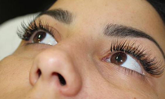 Cílios postiços? A moda agora é transplante de cílios! Veja quais as vantagens