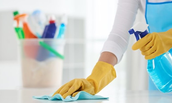 Limpeza diária de casa: os melhores produtos e quais os locais de alto contato