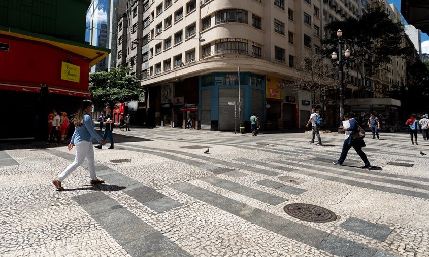 Baixo isolamento pode levar estado de SP a adiar retomada de atividades