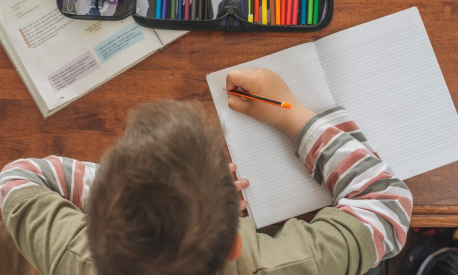 Em casa: Educação de Franca inicia entrega de material de estudos a alunos