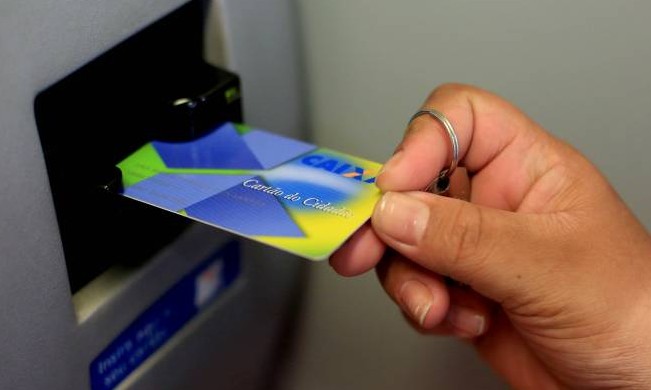 Caixa abrirá 30 milhões de poupanças gratuitas para brasileiros sem conta