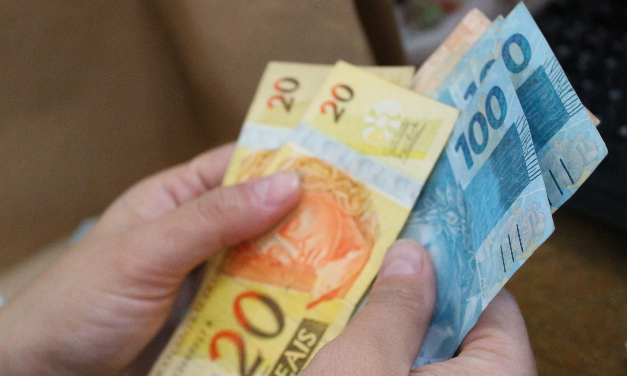 Governo apoia estender auxílio emergencial de R$ 1.200 a pais solteiros