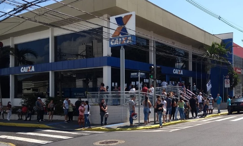 Auxílio emergencial: MP quer que Caixa passe a agendar e abrir aos sábados