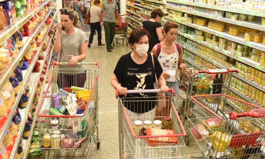 Coronavírus faz 30% dos brasileiros reduzirem consumo de comida
