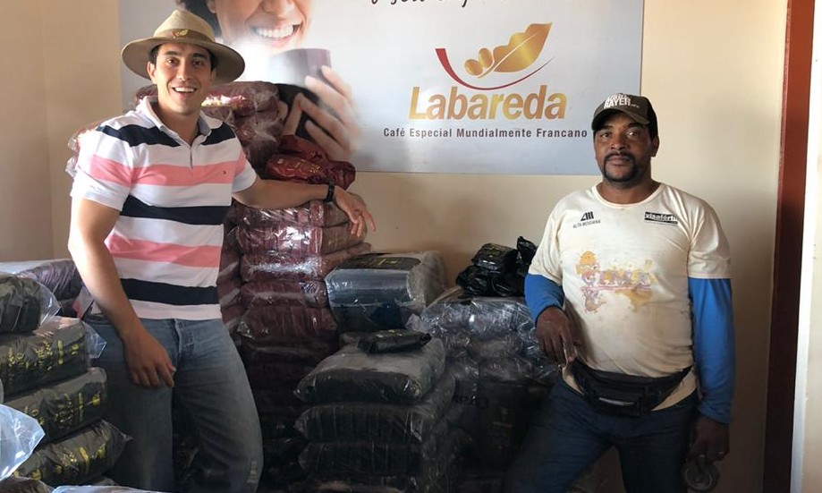 Labareda na guerra contra Covid-19: doa 350 kg de café e cestas básicas