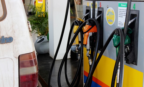 Está mais barato abastecer o carro: cai preço do diesel, gasolina e etanol na bomba
