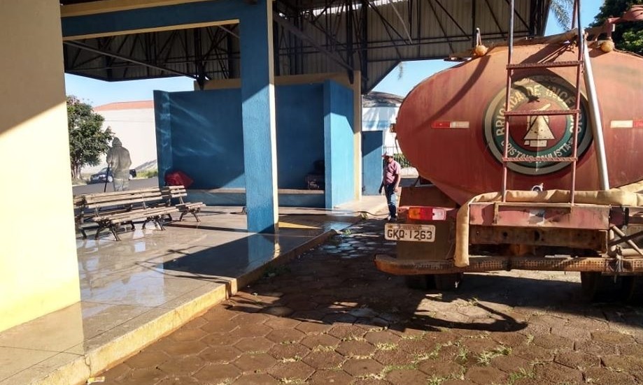 Equipes da Prefeitura de Cristais Paulista lavam e desinfetam locais públicos