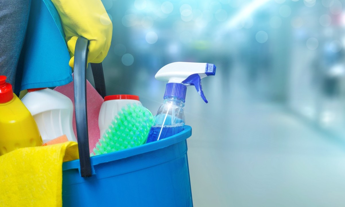 Na limpeza, misturar água sanitária com outro produto pode ser perigoso – entenda
